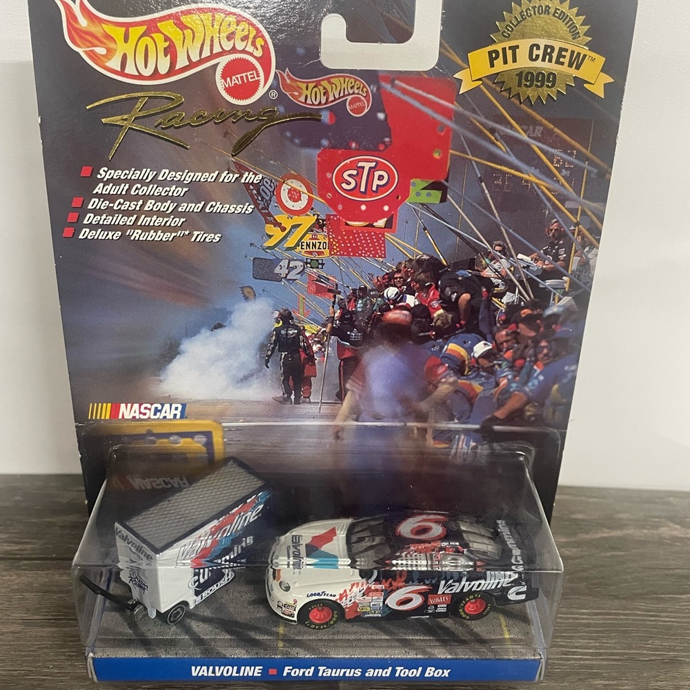 Vintage Hot Wheels Mark Martin 1999 NASCAR Valvoline Ford Taurus